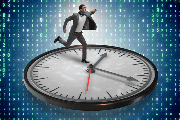 Geschäftsmann läuft auf großer Uhr vor digitalem Zahlencode – Symbol für Zeitmanagement und digitale Effizienz