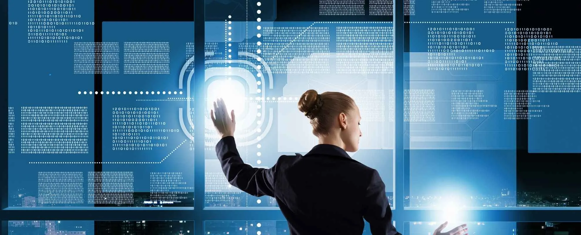 Executive-Führungskraft visualisiert Kohärenz und Super-Emergenz als Grundlage für Innovation in globalen Unternehmen