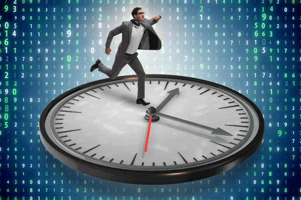 Geschäftsmann läuft auf großer Uhr vor digitalem Zahlencode – Symbol für Zeitmanagement und digitale Effizienz